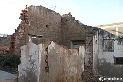 ブジョディー村の震災で崩壊した家屋